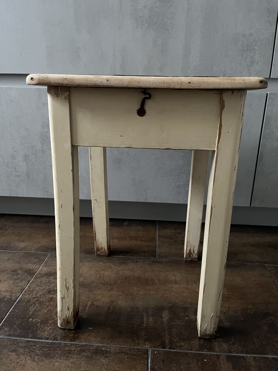 Sgabelli: Tabouret vintage avec rangement intégré – Usato da St. Prex venduto da Nikolletta