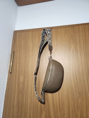 Sac banane  cuir olive avec bandoulière à motifs