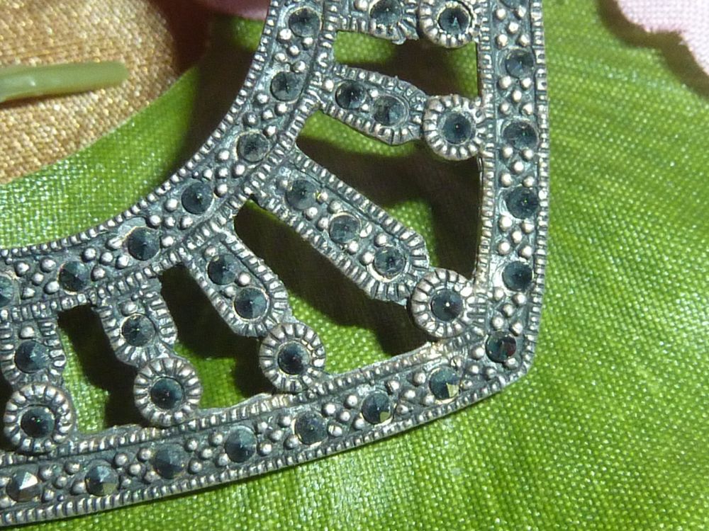 Croix Ancienne En Argent Massif Avec Poinçon Crabe Et Marcassites - 1.15g, 2.7x2.2 Cm