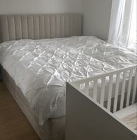 Beiges Boxspringbett