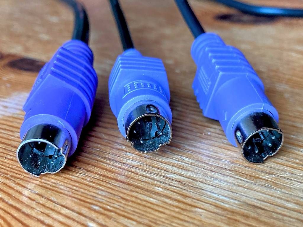 Tastiere: Computer-Tastaturen mit PS/2-Anschluss – Usato da Ittigen venduto da Olten2 3