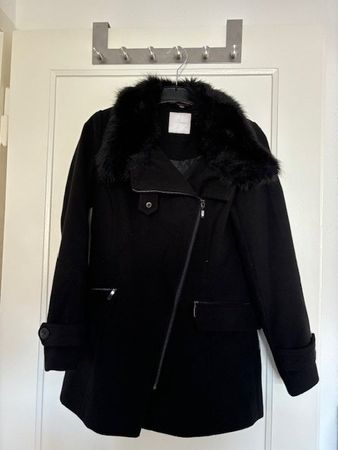 Manteau d'hiver Charles Vögele noir avec fourrure, élégant