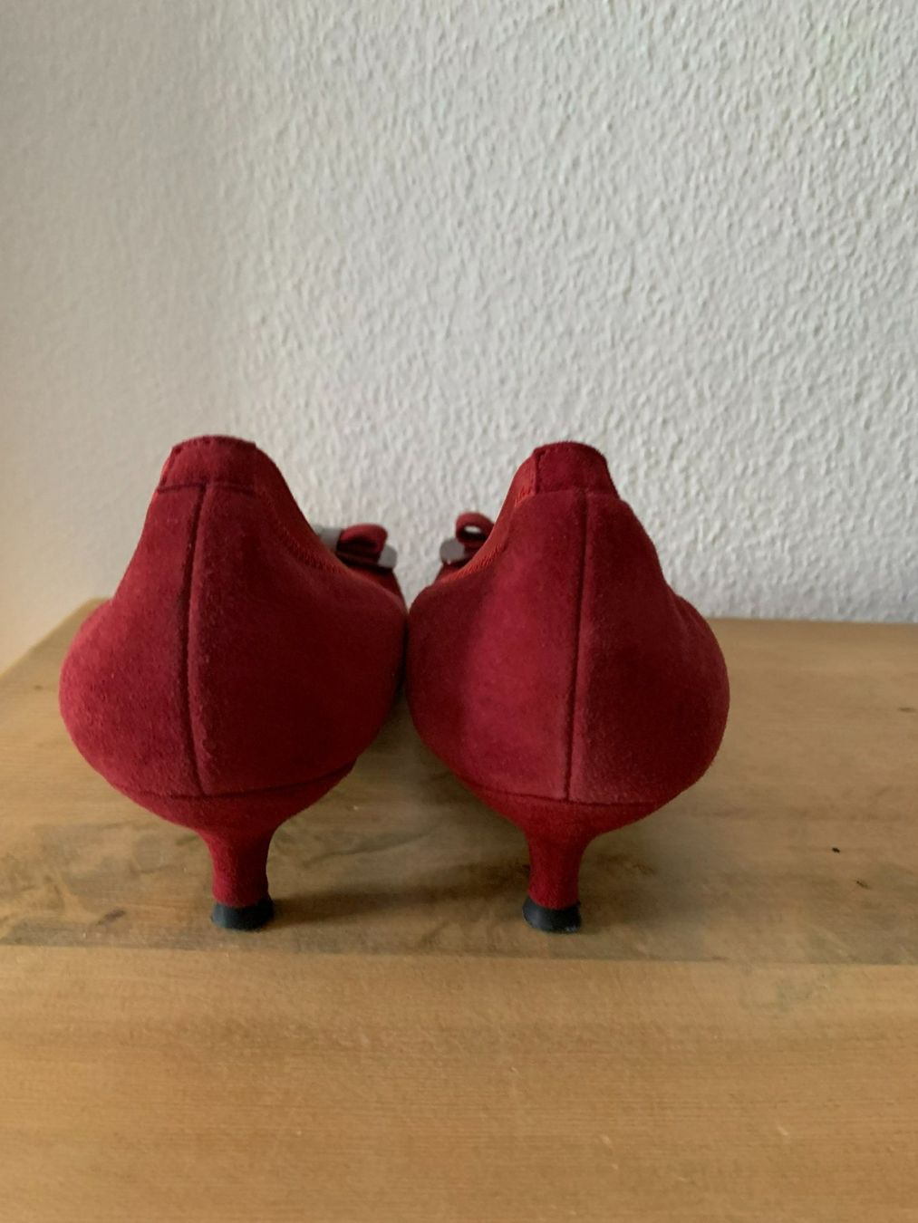 Stuart Weitzman Scarpe da donna: STUART WEITZMAN: Dunkelrote Wildleder-Pumps, 37,5 – Nuovo (secondo la descrizione) da Luzern venduto da paulablue 2