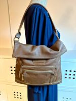 Sac porté épaule Longchamp, en cuir de veau souple marron.