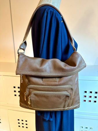 Sac porté épaule Longchamp, en cuir de veau souple marron.