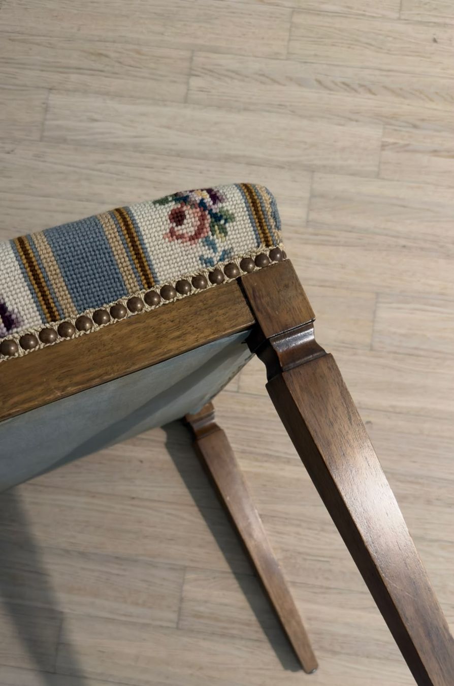 Sedie: Vintage-style wooden upholstered stool. Comfortable padded – Usato da Dietikon venduto da Jacob-Alexandre 1