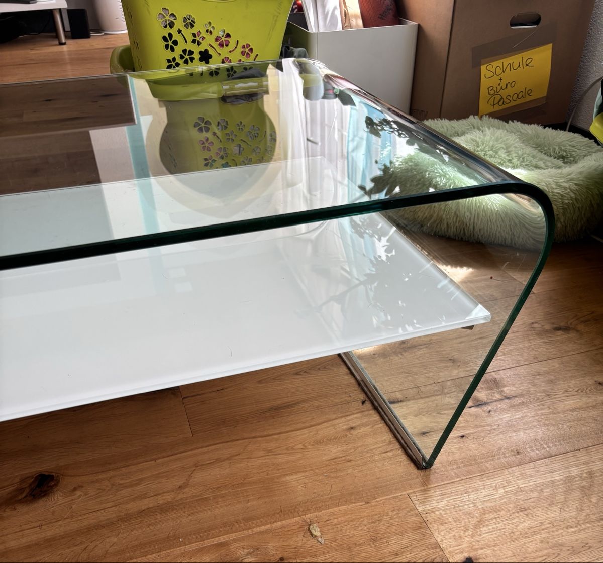 Tavoli: Couchtisch Glas Weiss gebogen mit Ablage 120cm lang – Usato da Eggersriet venduto da pas_6xw9 2