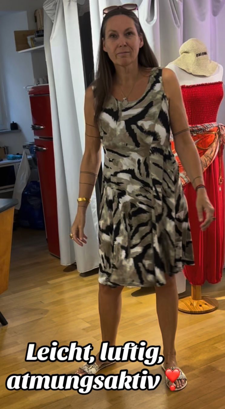Kleider: Multicolor Midi Sommerkleid in Camouflage-Optik – Neu und originalverpackt aus Zürich von Naebeli