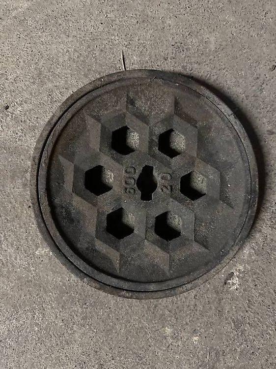 Etangs & Fontaines déco.: Gussrost, Gussdeckel, Deckel, Schachtdeckel, DN 200  mm – D'occasion à Oberschrot par baldachin01 1
