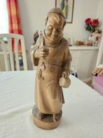 Holzfigur Mönch mit Krug in sehr gutem Zustand