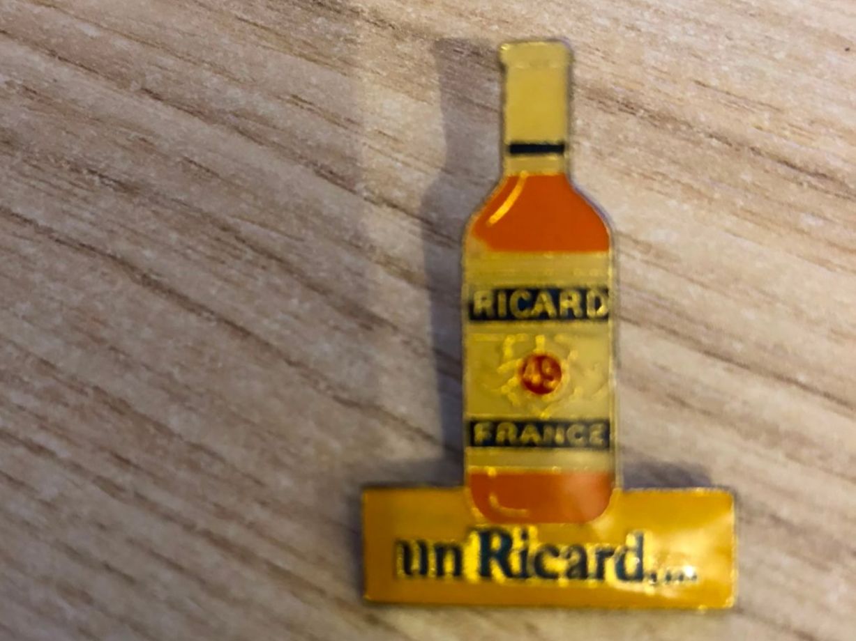 Plaketten & Abzeichen: Vends pins Ricard – Gebraucht aus Corpataux von pfi_27t6