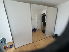 Dreiteiliger Schrank mit Schiebetüren 