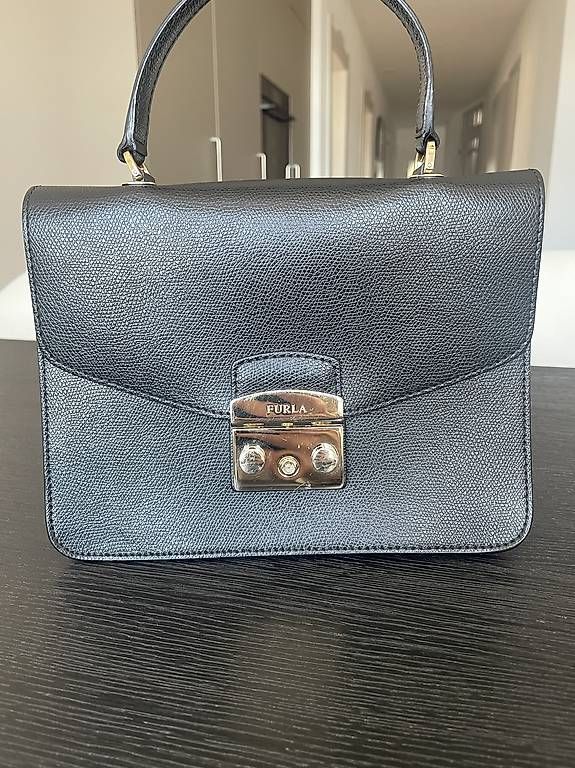 Borse da donna: Furla Umhängetasche schwarz – Usato da Zürich venduto da Lara.01