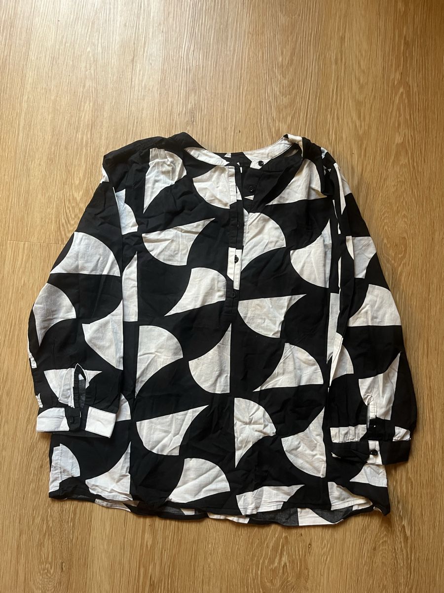 Chemisiers: Damen Bluse schwarz-weiss Muster Grösse M – Neuf (Voir description) à Zürich par jaelllara