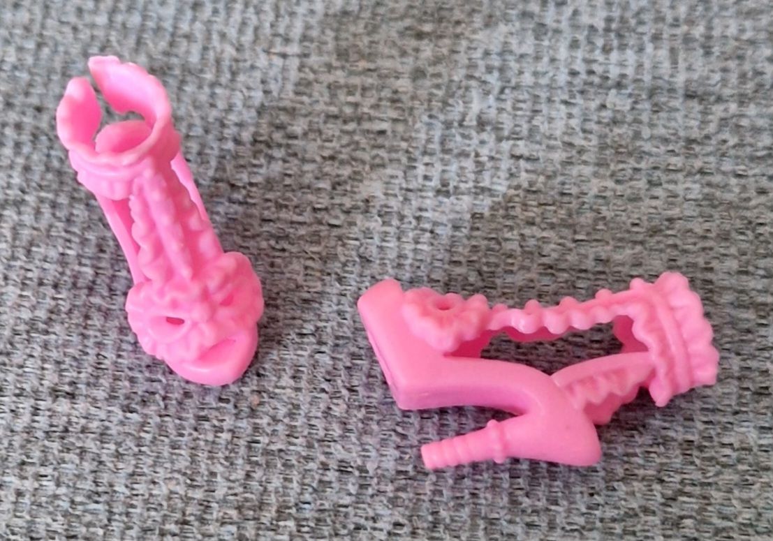Bambole: chaussures pour Barbie  – Usato da Couvet venduto da Pioune