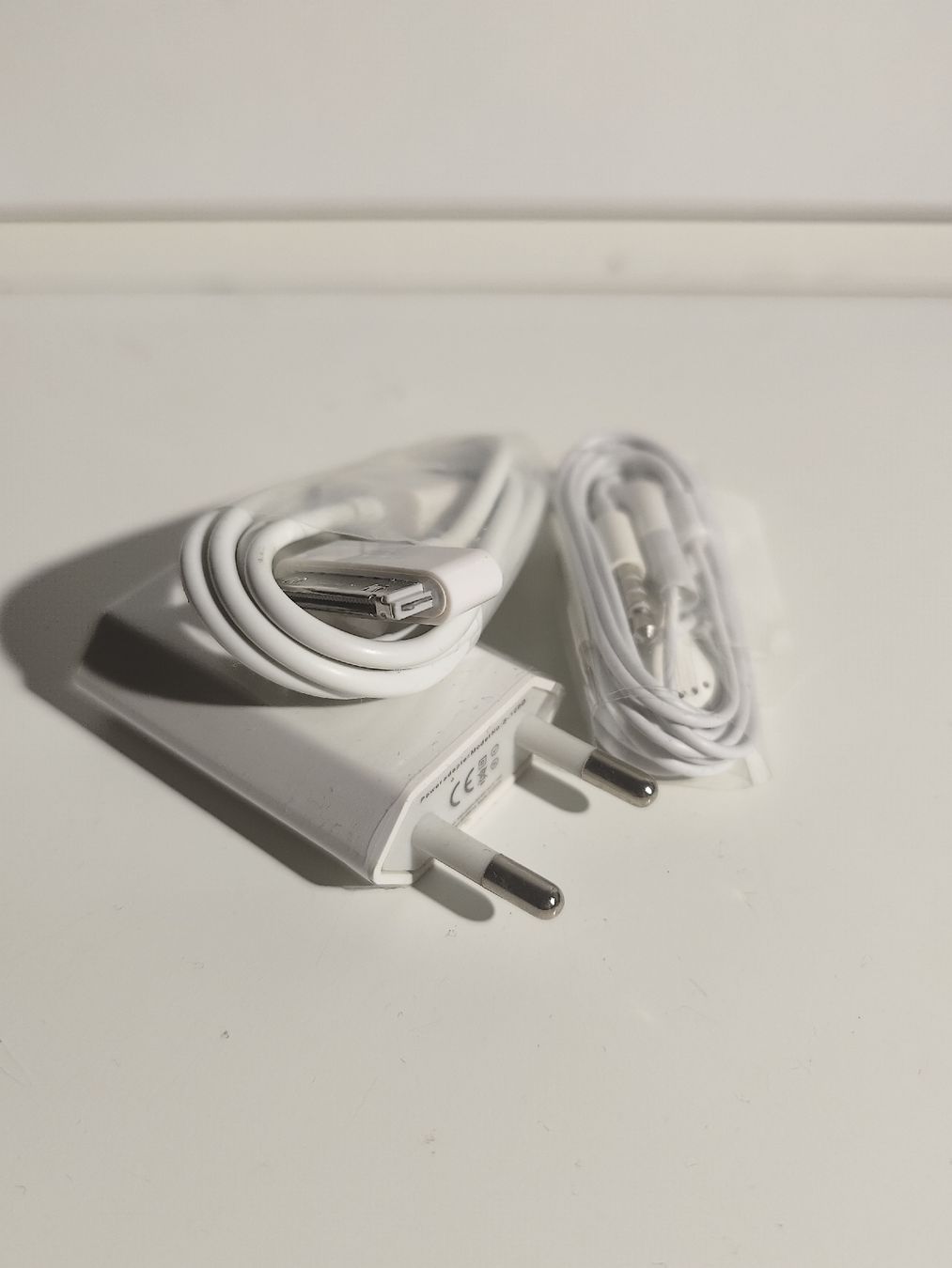 Caricabatterie: Ladegerät und Kabel 16 Pin + Kopfhörer Neu – Nuovo (secondo la descrizione) da La Tour de Peilz venduto da Dejobokin