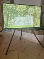 Samsung The Frame 43" 4K TV – mit Orginal Dreibeinfuss braun