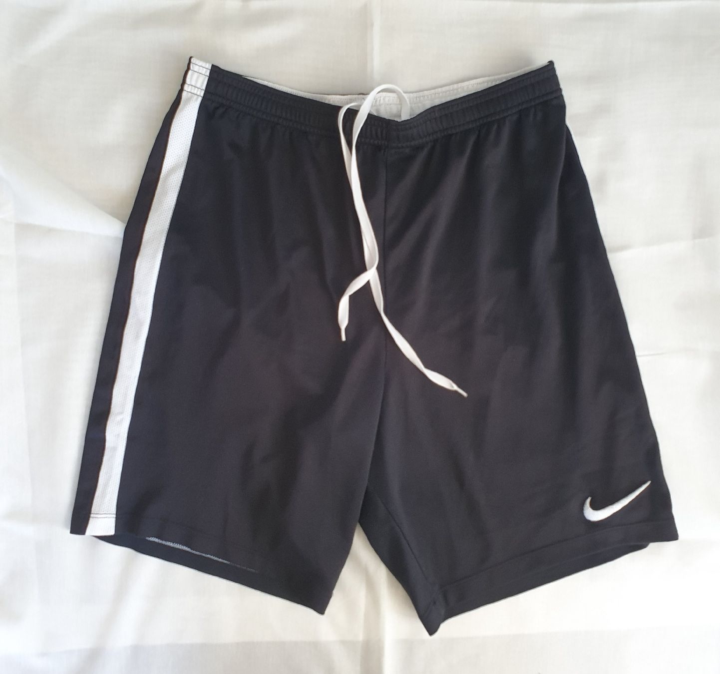 Nike Pantaloni: Short Nike taille L – Nuovo (secondo la descrizione) da Le Mont-sur-Lausanne venduto da vda_vrs6