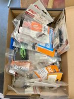 Schachtel voll mit Originalverpackten Modellbauteilen