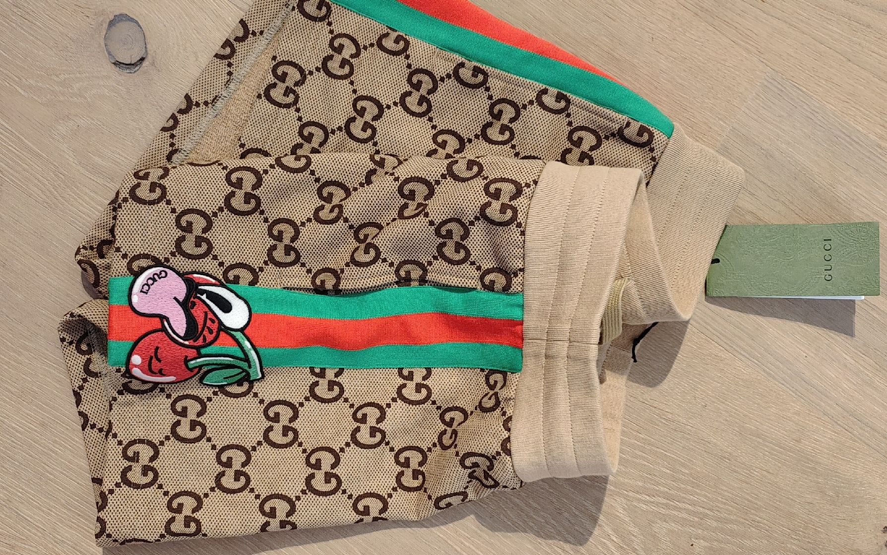 Gucci Pantaloni: Gucci Shorts limited Cherry Edition – Nuovo (secondo la descrizione) da Meilen venduto da Aphrodite87 1
