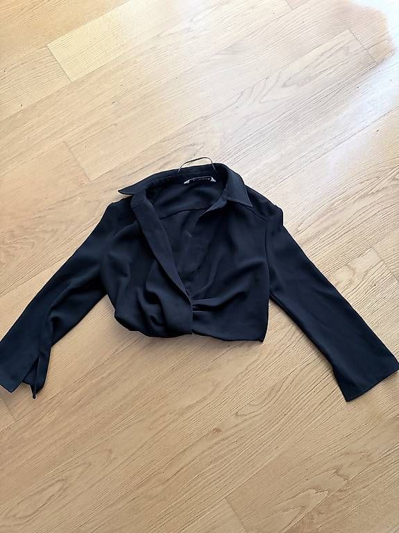 Tops: kurzes Oberteil schwarz – Gebraucht aus Glarus von mgi0811 1