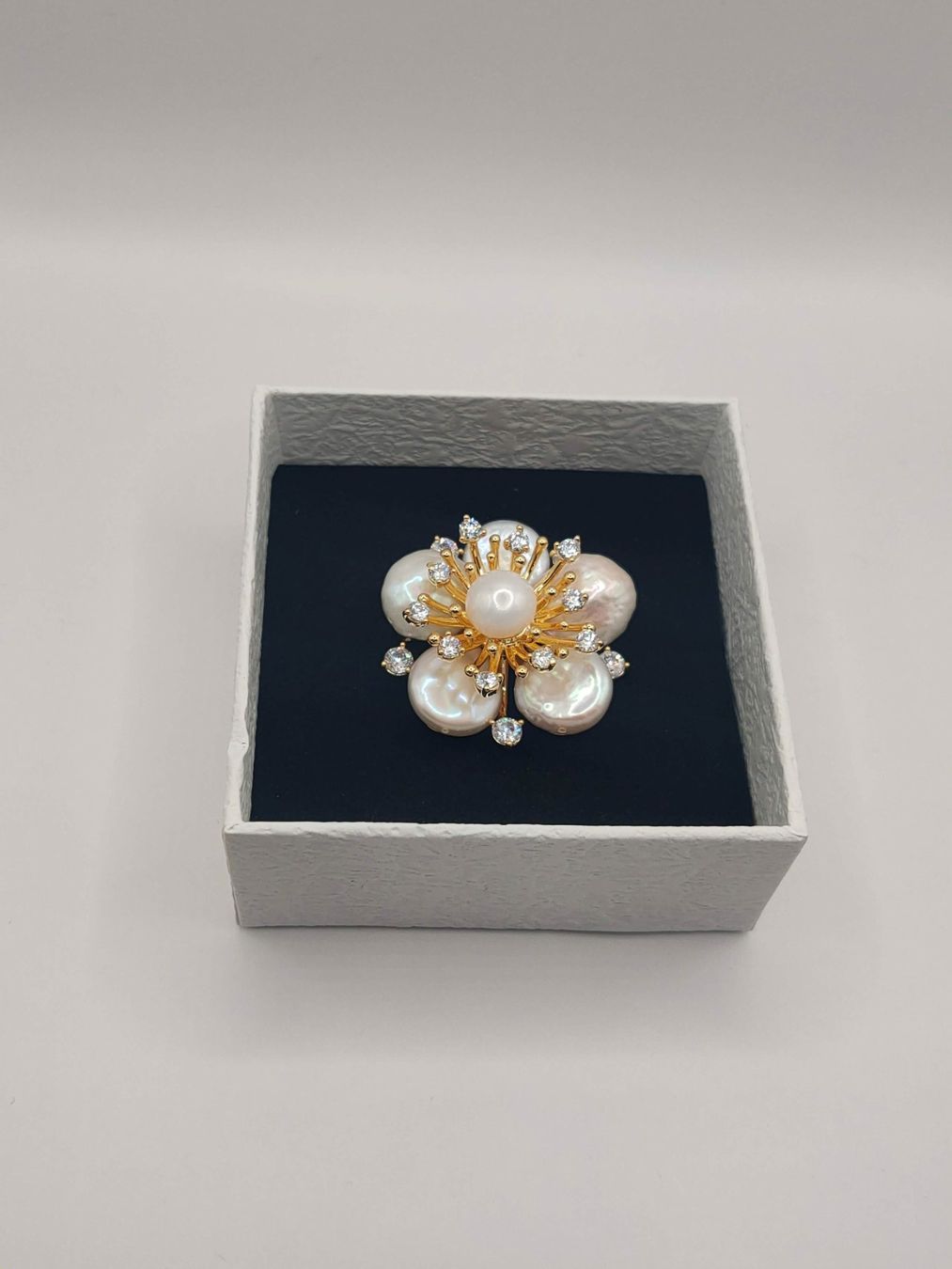 Spille & Fermagli: **NEU** Damenbrosche Blumen aus Süsswasser Perle & Perlmutt – Nuovo e nell'imballaggio originale da Luzern venduto da jul_bn7b 2