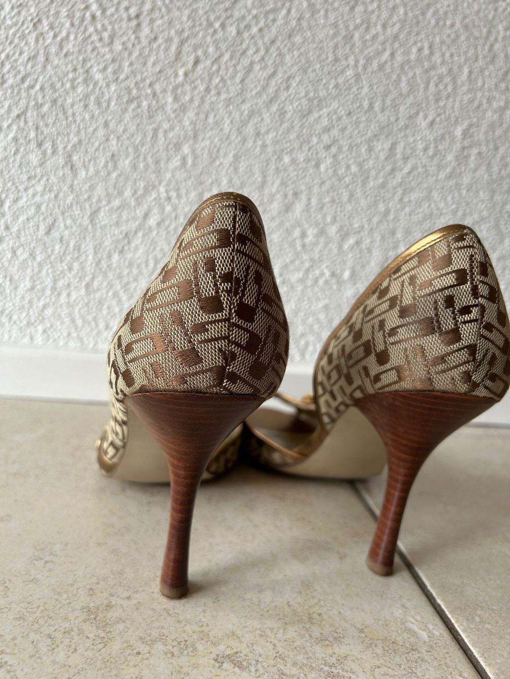 Guess Chaussures femmes: Escaprins GUESS – D'occasion à Cortaillod par lau_plf2 1