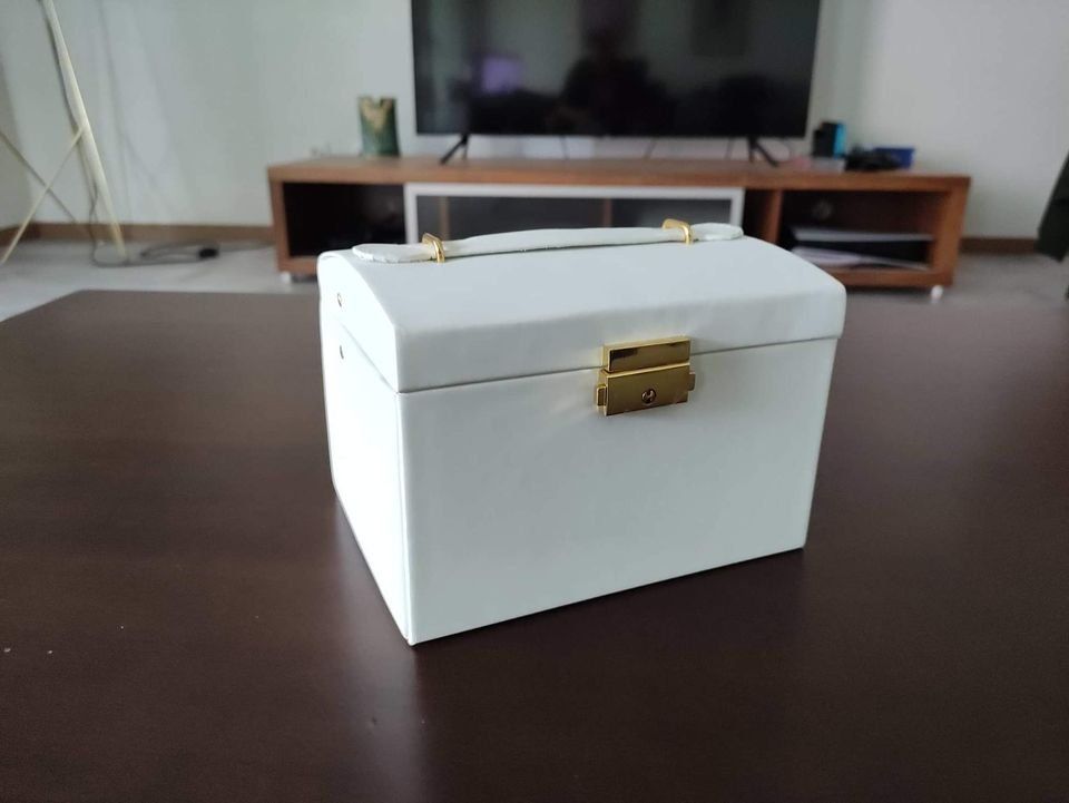 Portagioie: Boîte à bijoux en cuir neuve – Nuovo (secondo la descrizione) da YVERDON-LES-BAINS venduto da Tony-no 1