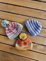 Mützen für Puppen, handgestrickt