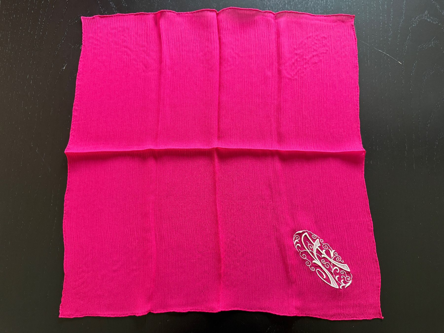Foulards, Tücher & Schals: Fuchsia Seidentuch mit Monogramm "A", luxuriöses Accessoi... – Gebraucht aus Erstfeld von Uhu1980