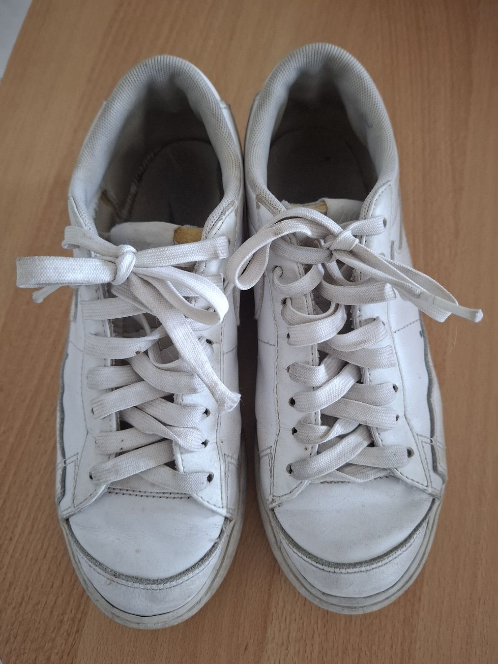 Nike Chaussures filles: Baskets Nike blanches t.36 – D'occasion à givisiez par odilev