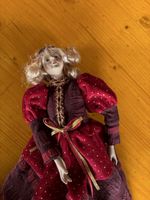 Poupée de collection en plastique , robe bordeaux!