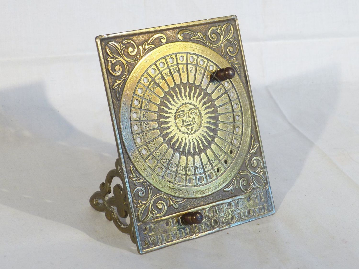 Calendari: ewiger Kalender aus Messing mit Sonnenmotiv – Nuovo (secondo la descrizione) da Zürich venduto da botschinski