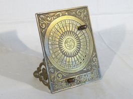 ewiger Kalender aus Messing mit Sonnenmotiv