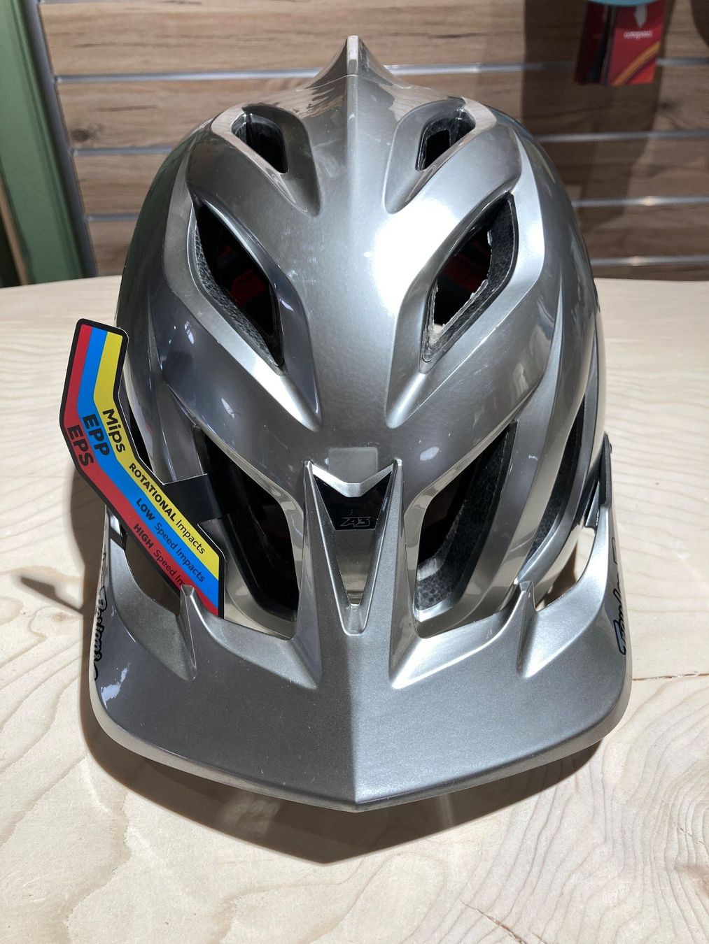Troy Lee Caschi: Troy Lee A3 Mips Helm Uno Silver/Electro, XS/S – Nuovo (secondo la descrizione) da Lauterbrunnen venduto da Imboden-Bike