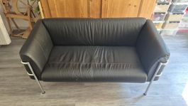 2- Sitzer Ledersofa schwarz Metallgestell