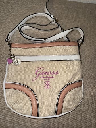 Elegante Guess Handtasche im Canvas Stil - Sommer Must-Have
