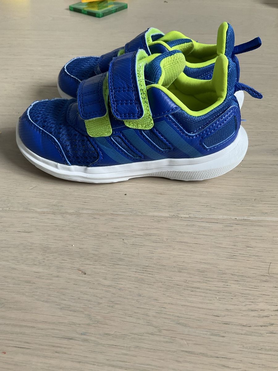 Adidas Scarpe per ragazzi: Adidas sneakers gr 26 – Usato da Zürich venduto da TheShips 1