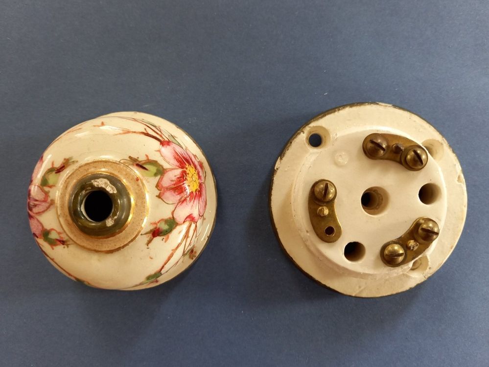 Une ancienne grosse prise en porcelaine et fiche en bakélite