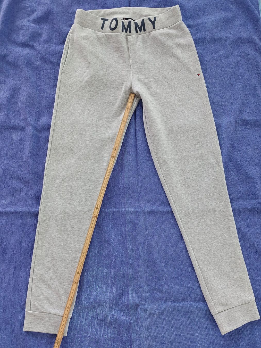 Tommy Hilfiger Pantaloni: Tommy Hilfiger Jogginghose, Grau, Gr. 176 – Usato da Baldegg venduto da ArcDom 1
