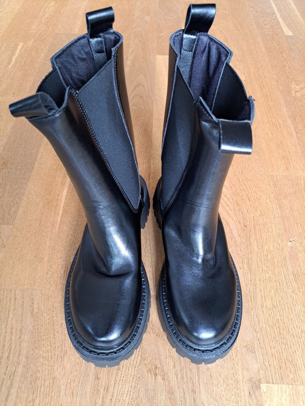 Scarpe da donna: Stiefel mit Profilsohle Gr. 37 – Usato da Oetwil am See venduto da Kuechenzeit