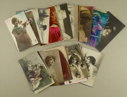 FRAUEN, ca. 40 ALTE KITSCHKARTEN, FOTOS