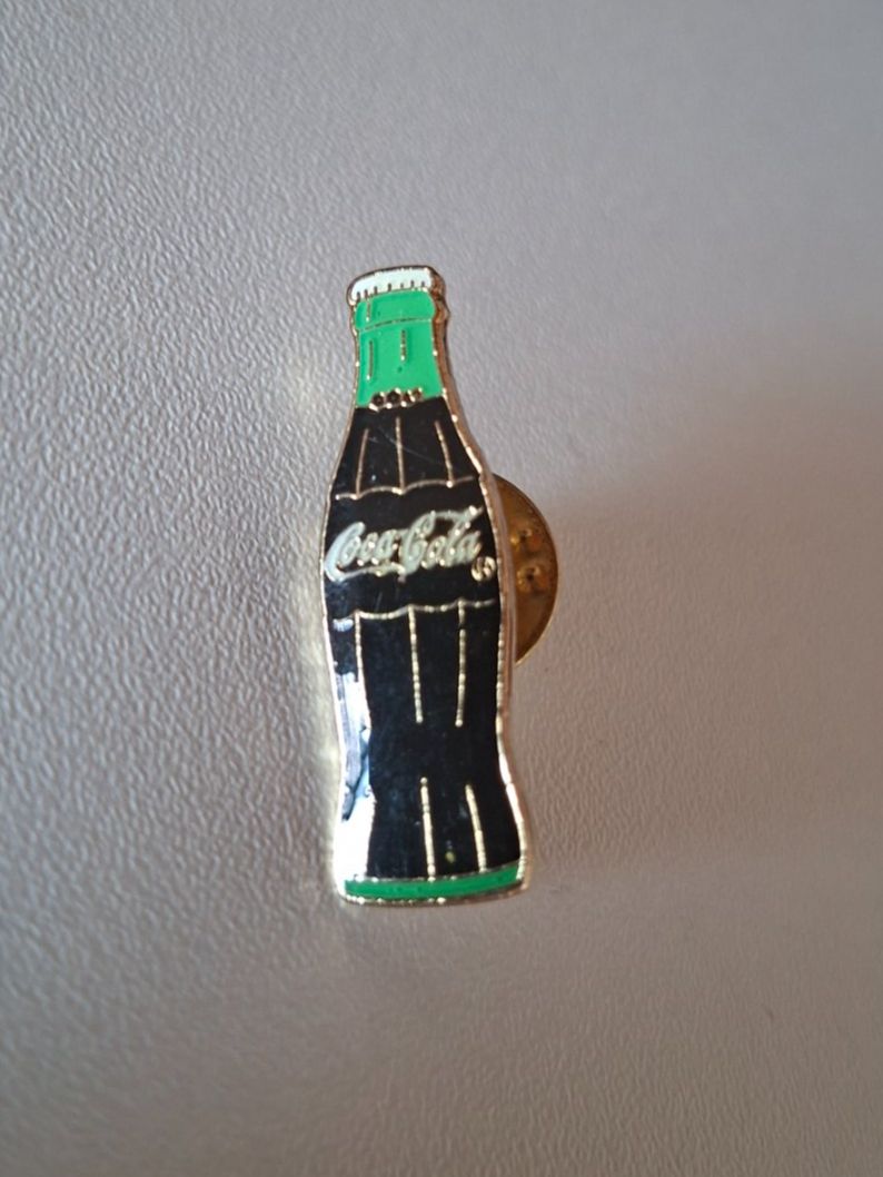 Coca-Cola Plaketten & Abzeichen: Coca-Cola Flasche Pin – Gebraucht aus Erlinsbach von pfunky