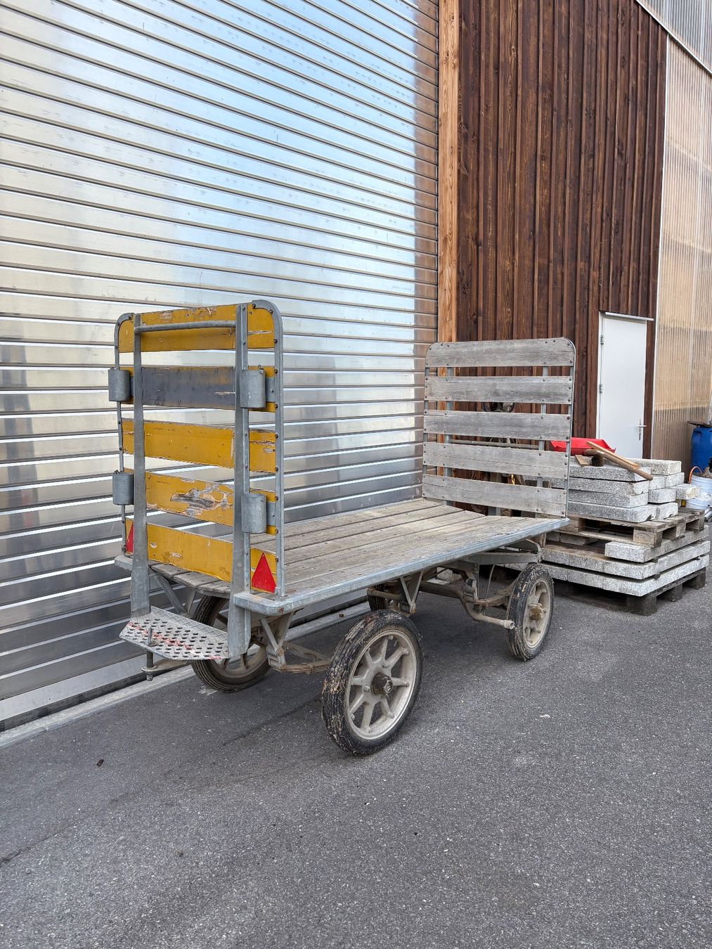 Anhänger: Alter Packetwagen der Post – Gebraucht aus Luzern von wEwEI