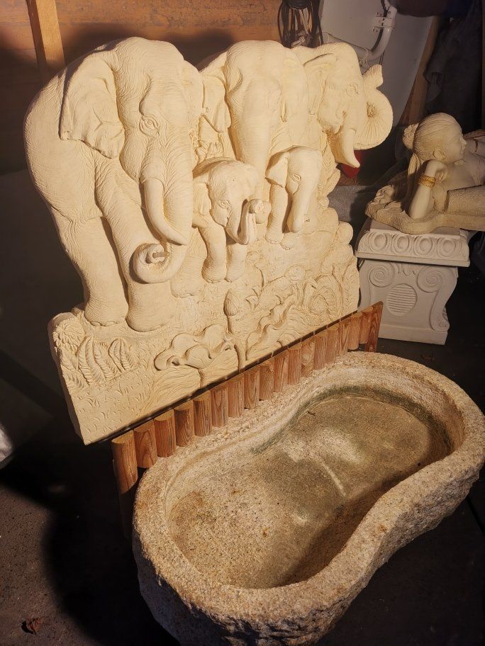 Sculture & Statue: Wunderschönes Sandsteinbild Elefanten mit Brunnen – Usato da Hilterfingen venduto da Sabilui