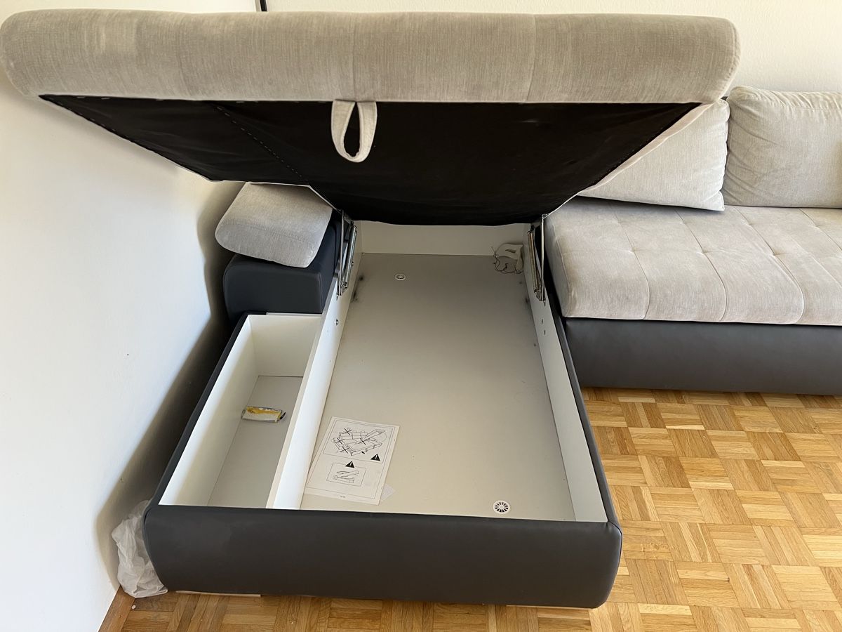 Sofas: Ecksofa mit Bettfunktion und Stauraum, grau, mit Flecken – Gebraucht aus Basel von wil_c92f 1