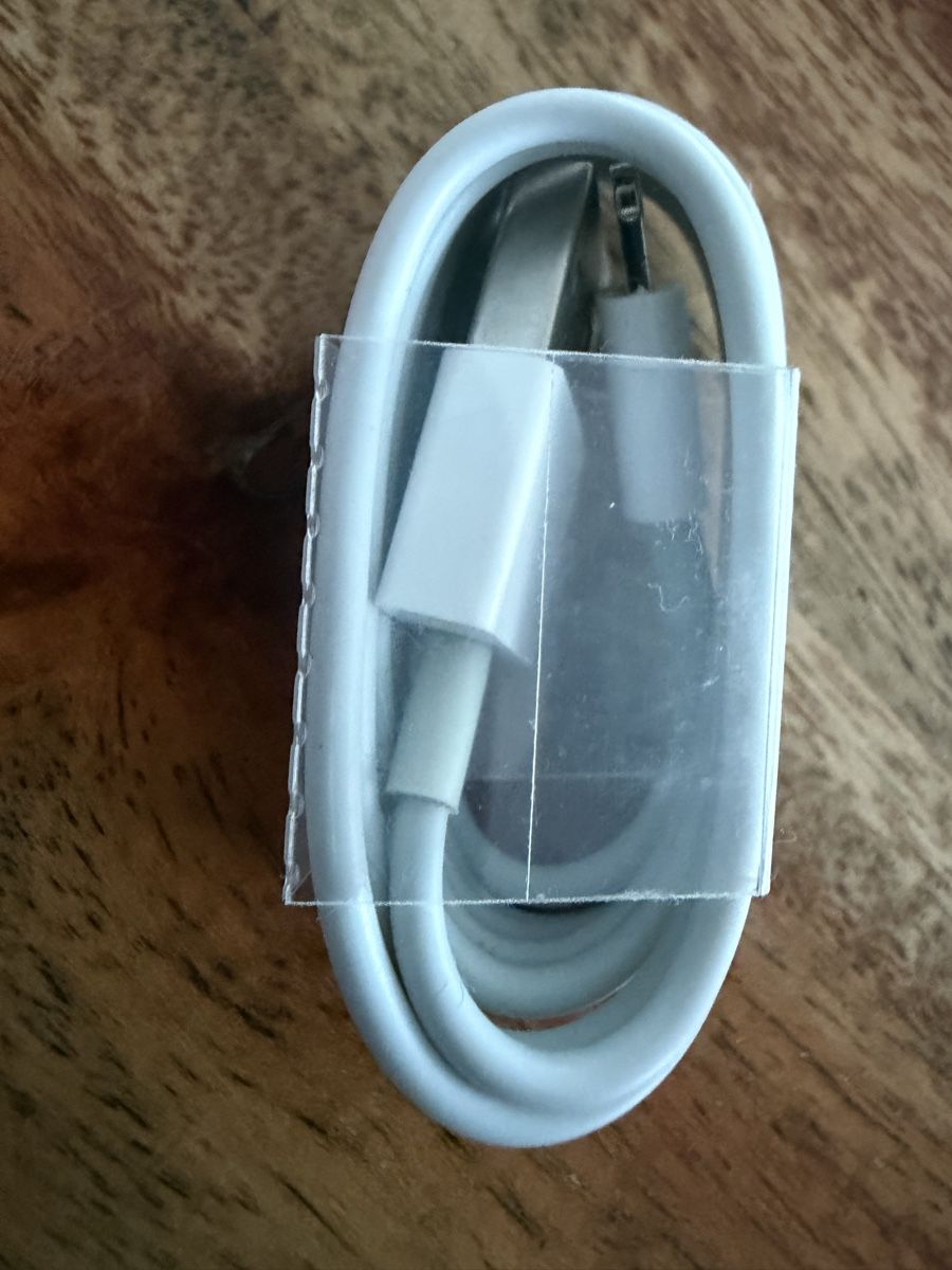 Apple Kabel: Neues  Apple Lightning auf USB Kabel (1 Meter) – Neu und originalverpackt aus Widnau von Doctor_Hemp