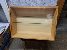Holzvitrine mit Glasfront und Glastablaren