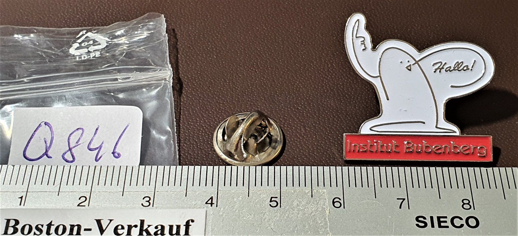 Placchette & Badge: Q846 - Pin Hallo!  Institut Bubenberg – Usato da Reinach BL venduto da Boston-Verkauf 1
