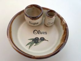 Keramischer Oliventeller mit Kern- & Zahnstochergefäß